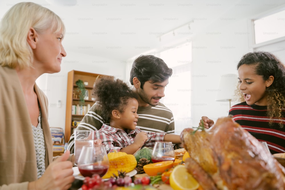 Glückliche Familie, die Thanksgiving Dinner zu Hause feiert. Konzept der Feiertradition