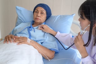 Krebspatientin mit Kopftuch nach Chemotherapie-Beratung und Besuch beim Arzt im Krankenhaus.
