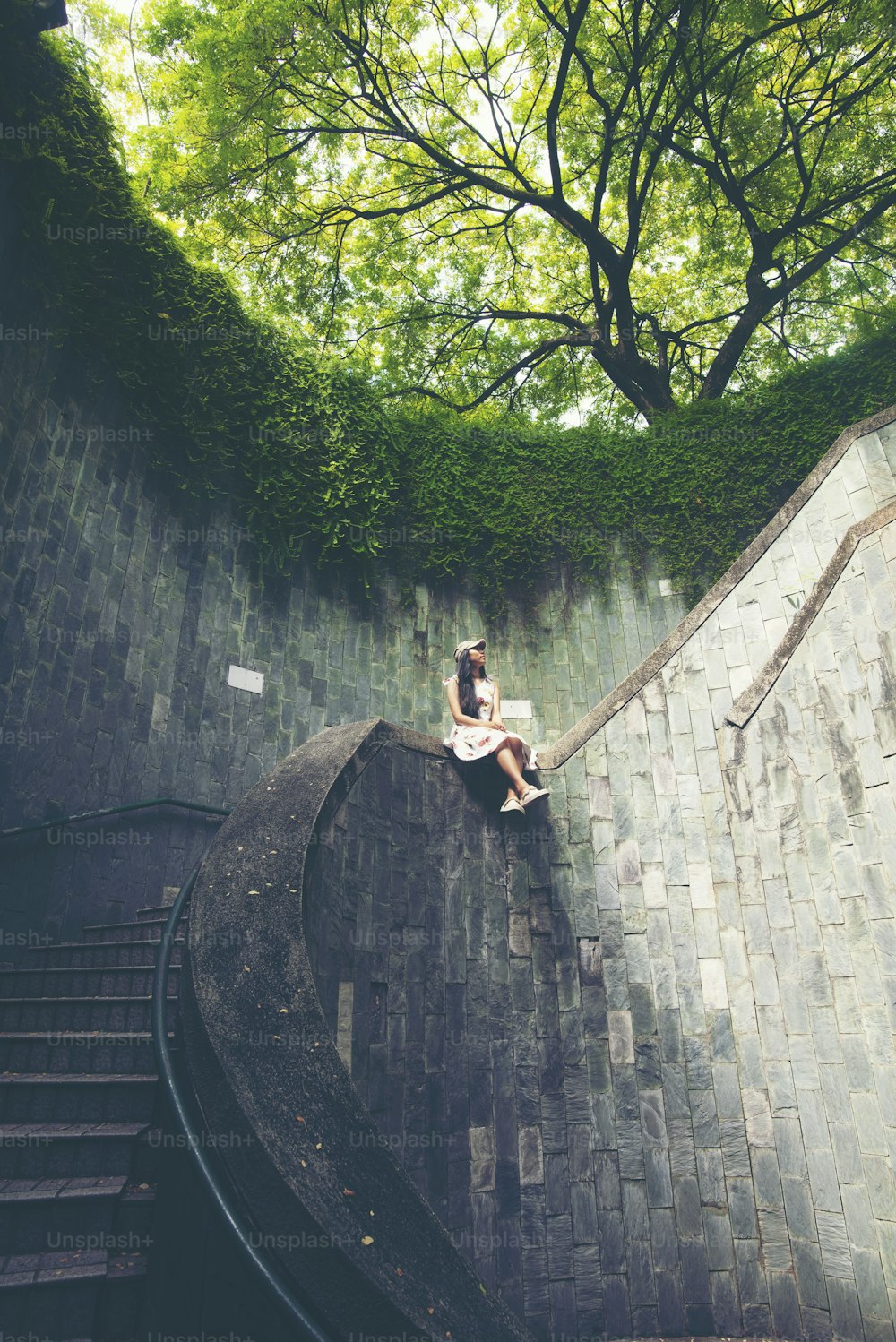 Mujeres asiáticas con escalera de caracol en Fort Canning Park, Singapur