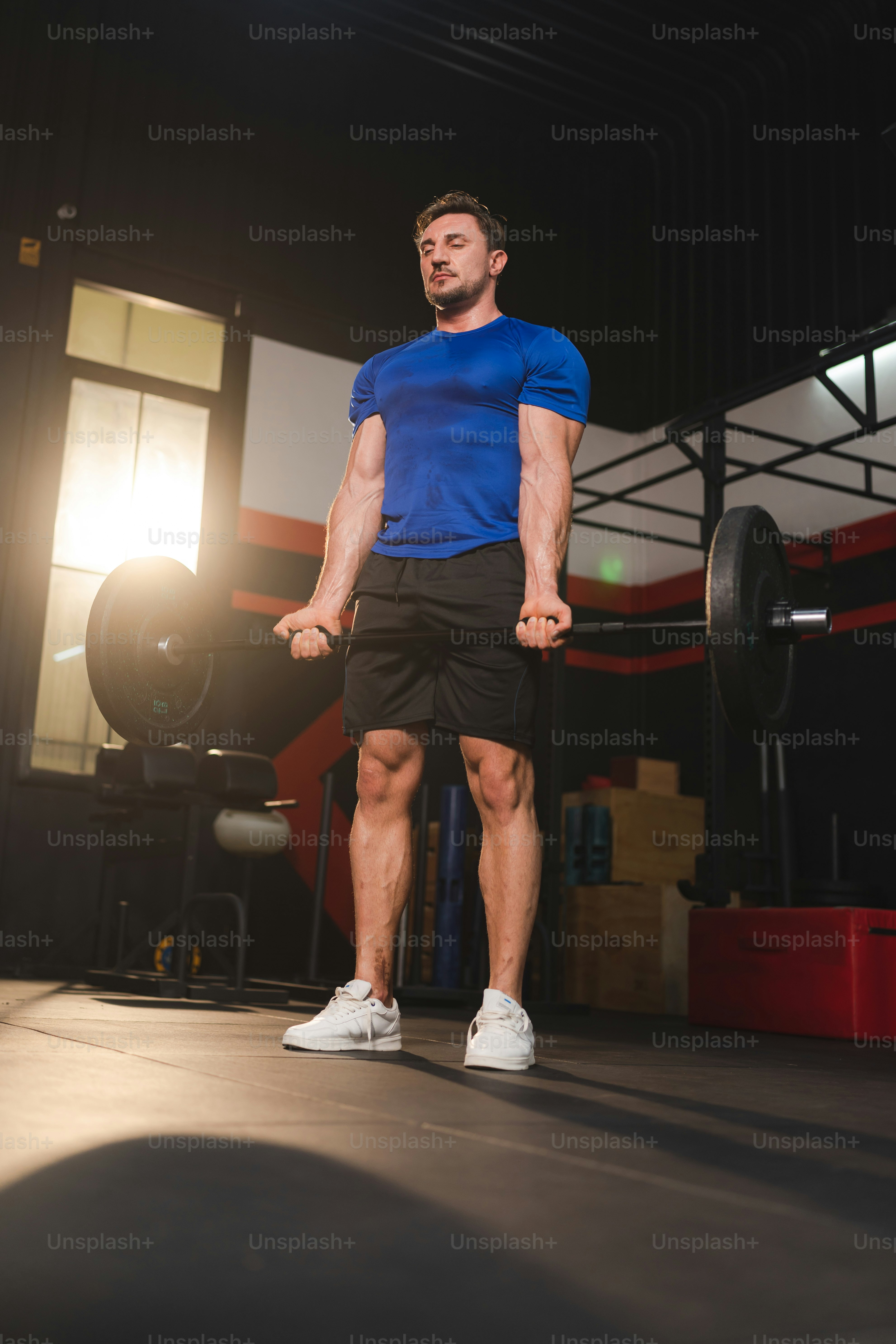 forte atleta homem caucasiano pessoa que se exercita no ginásio de esportes, treino de exercício de treinamento em estúdio de fitness moderno para o músculo do corpo para se encaixar e magro, musculação pesada e pessoas de estilo de vida saudável