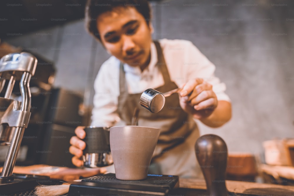 ヴィンテージカフェで淹れたてのコーヒーの温かい飲み物を作るプロのバリスタ、茶色の香りのホットエスプレッソのカップ、朝の飲料カフェイン、コーヒー豆、朝食の背景