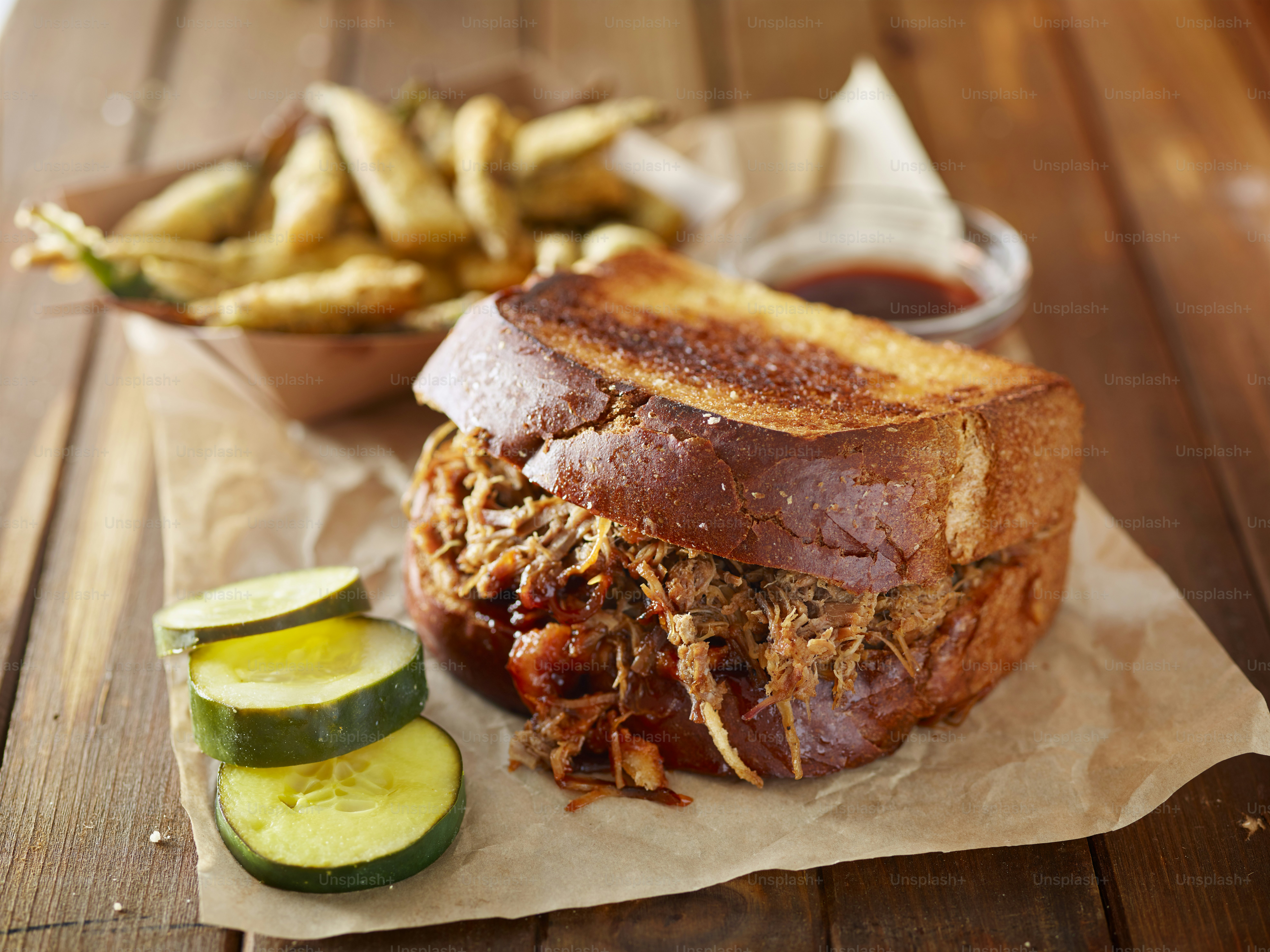 Foto zum Thema Barbecue Pulled Pork Sandwich mit gebratener Okra aus ...