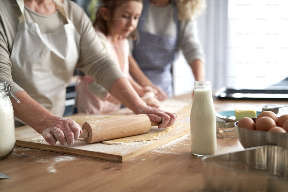 Gros plan de femmes roulant de la pâte