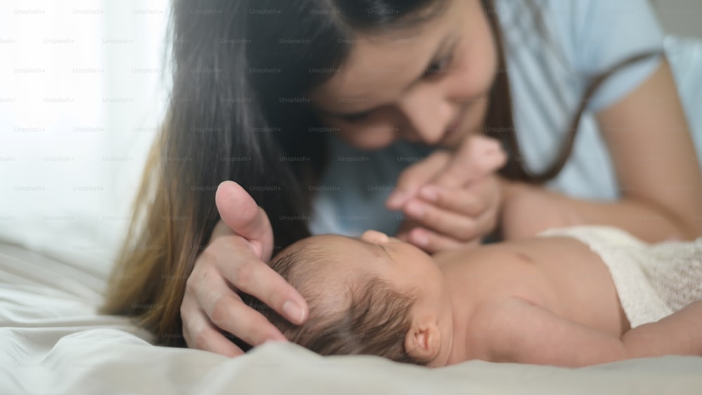 Una madre joven con un lindo bebé recién nacido.