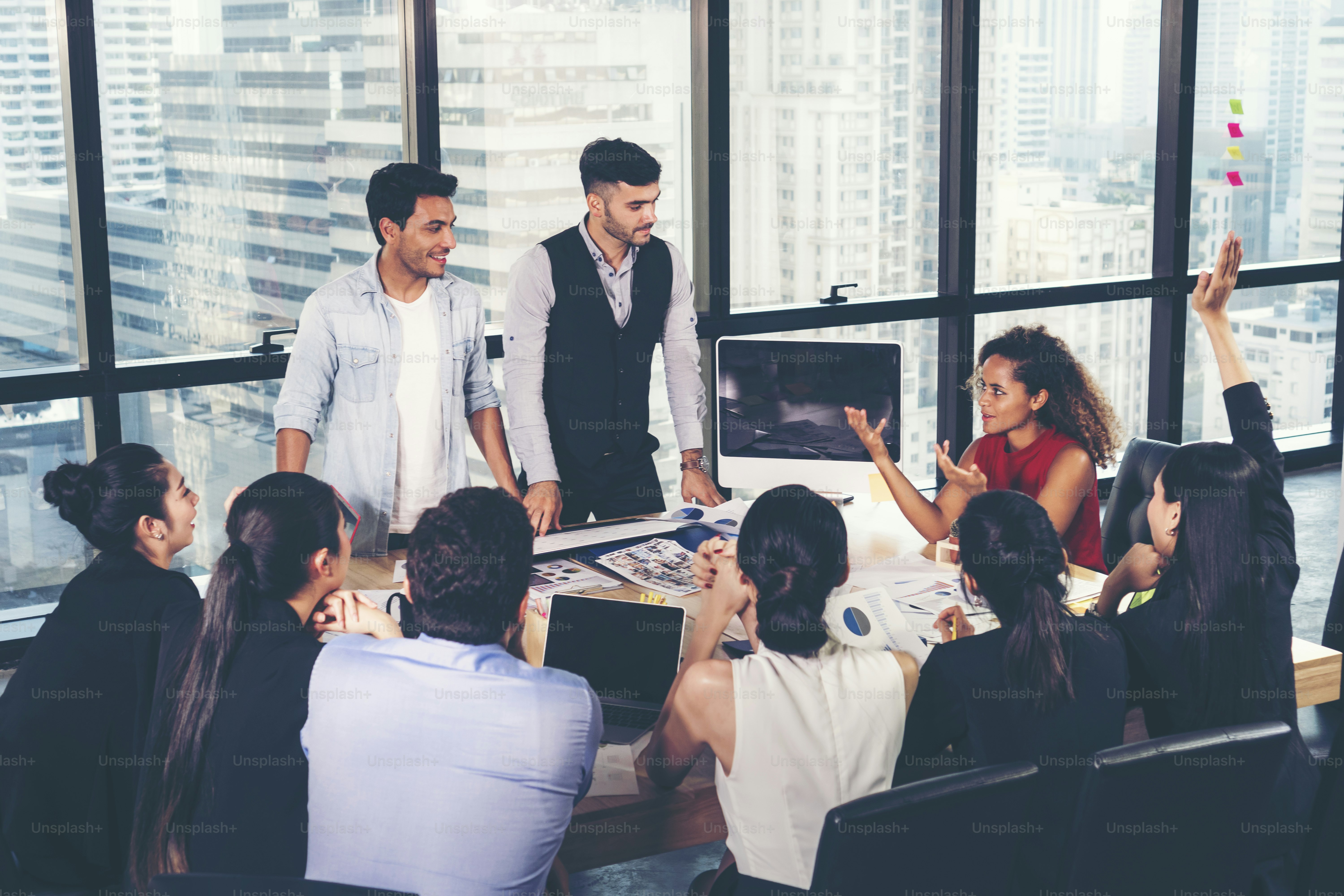 Discusiones en el equipo de negocios Para trabajar hacia un objetivo de marketing exitoso