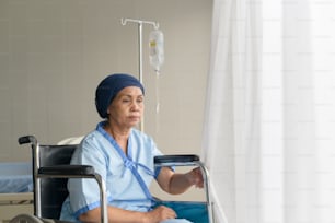Retrato de la mujer mayor del paciente de cáncer que usa el pañuelo de la cabeza en el hospital, la atención médica y el concepto médico