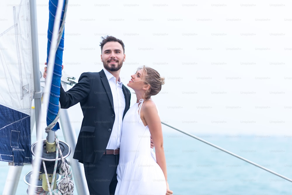 ビジネスカップルがヨットで祝う、ハネムーンの夏の旅行