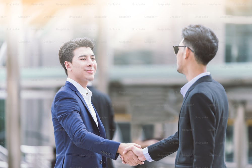 Business-Handshake-Konzept. Schütteln der Hand von zwei Geschäftsleuten Verhandlung Abschluss eines Deals City Hintergrund