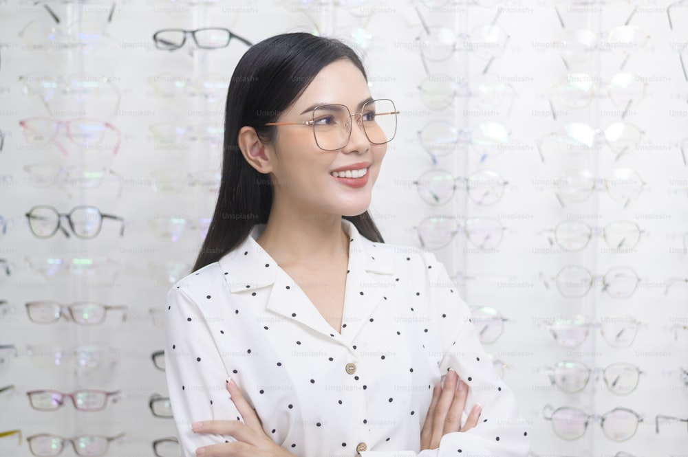 光学センターで眼鏡を選ぶ若い女性客、アイケアのコンセプト。