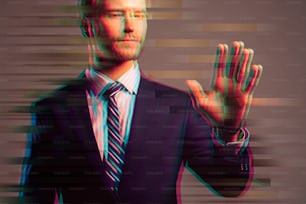 Intelligenter kaukasischer Geschäftsmann Hand berühren unsichtbaren Bildschirm isolieren Hintergrund mit Illusion kreativen Bildeffekt