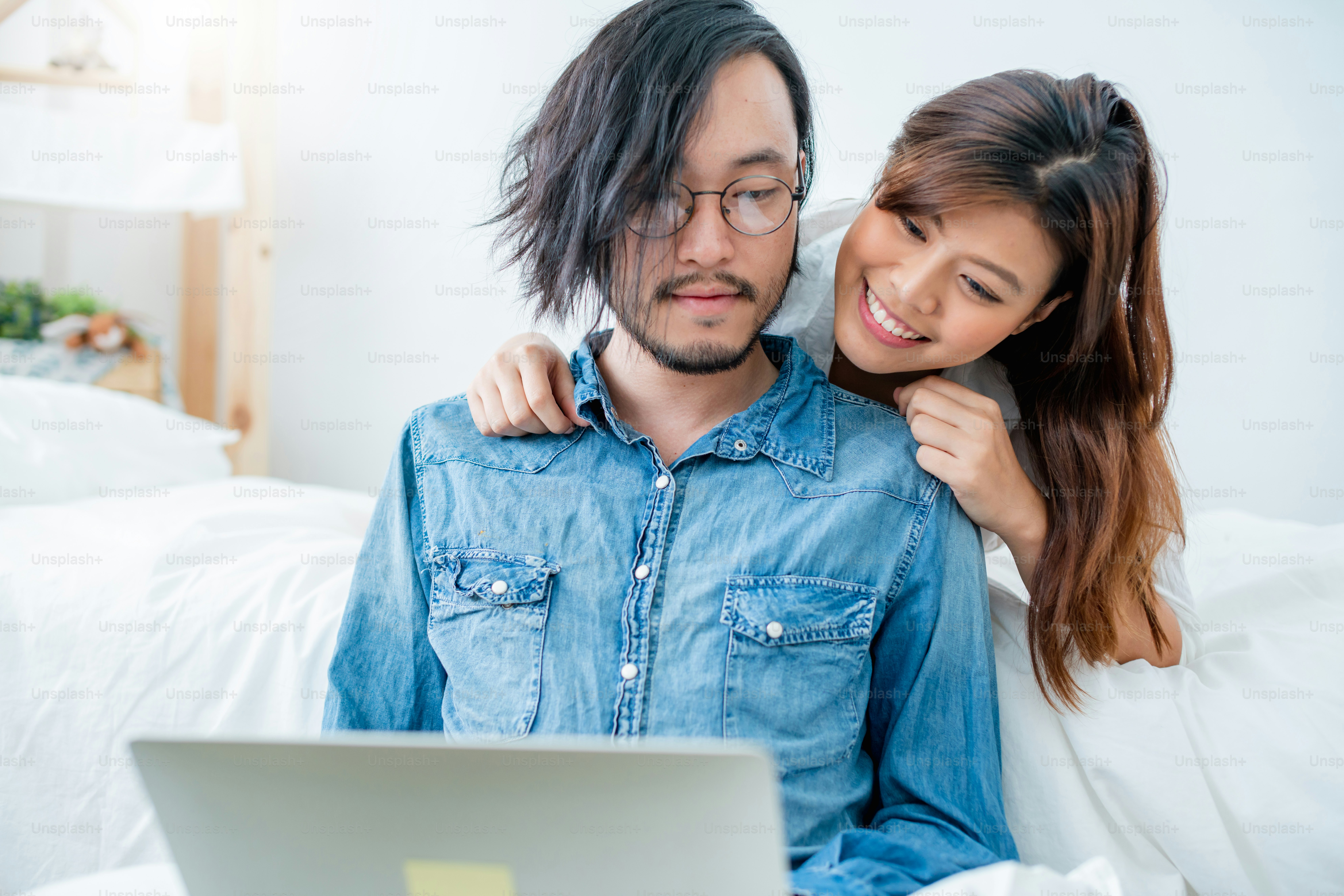 Casal amante asiático gosta de procurar lugar para viajar no aniversário  casar data quarto fundo foto – Imagem sobre Tecnologia na Unsplash, image size:3000x2001