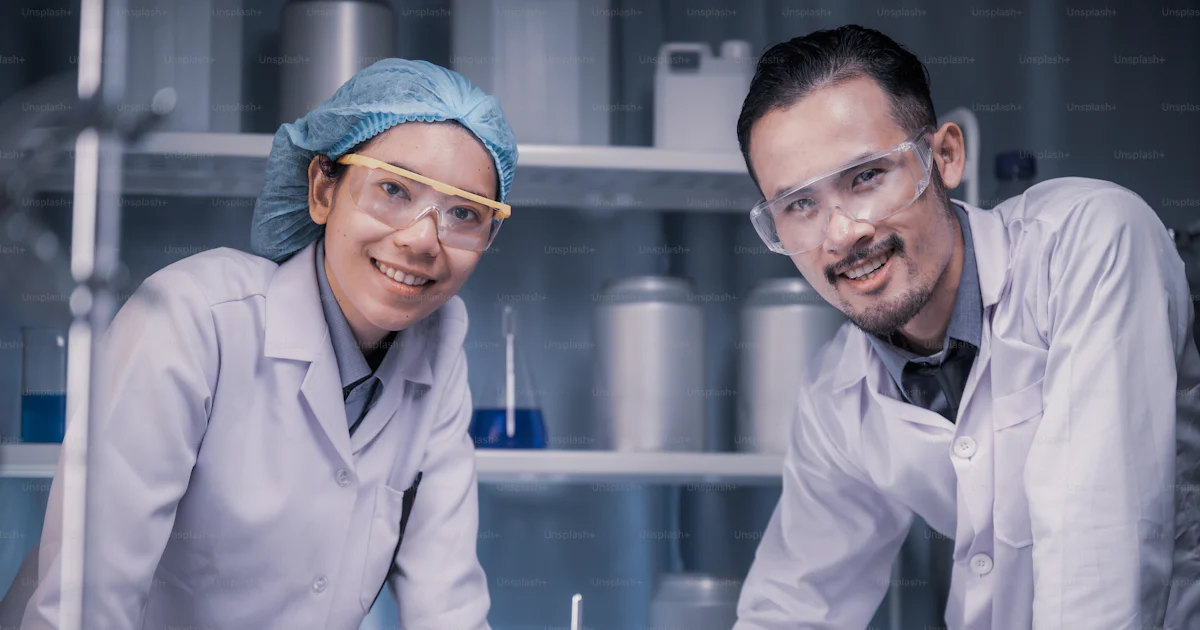 Science Poertrait Portrait of a scientist in a chemical laboratory photo – Science Image ...