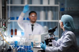 現代の実験室では、科学者チームは、ガラス製品の試験管と顕微鏡からなる実験を実施します