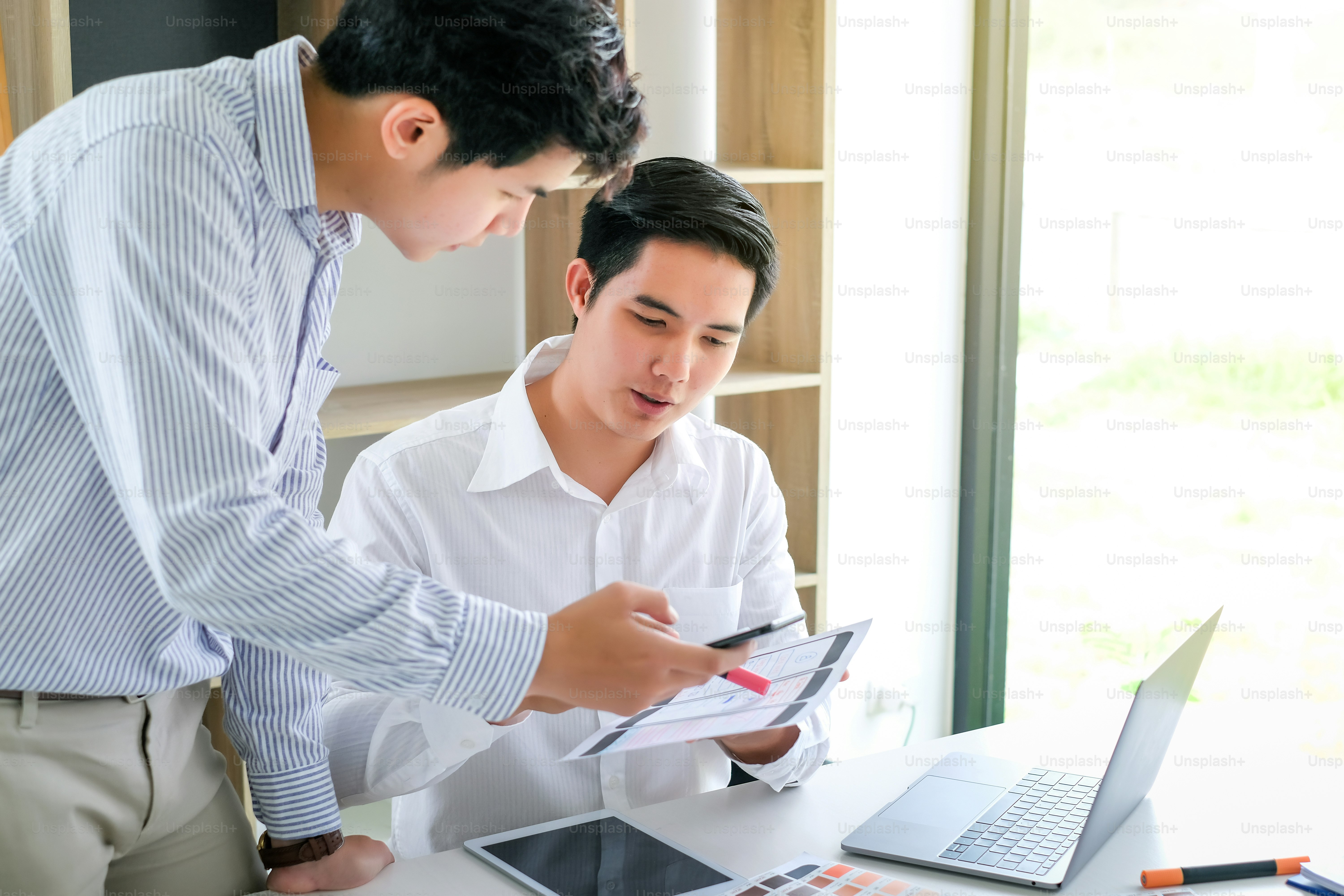 Junge Designer planen die Zusammenarbeit bei der Entwicklung von Website-Ux-Apps.