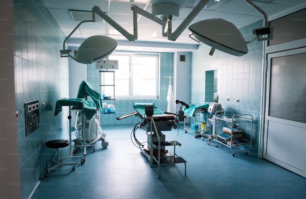 Geräte und medizinische Geräte im modernen Operationssaal im Krankenhaus
