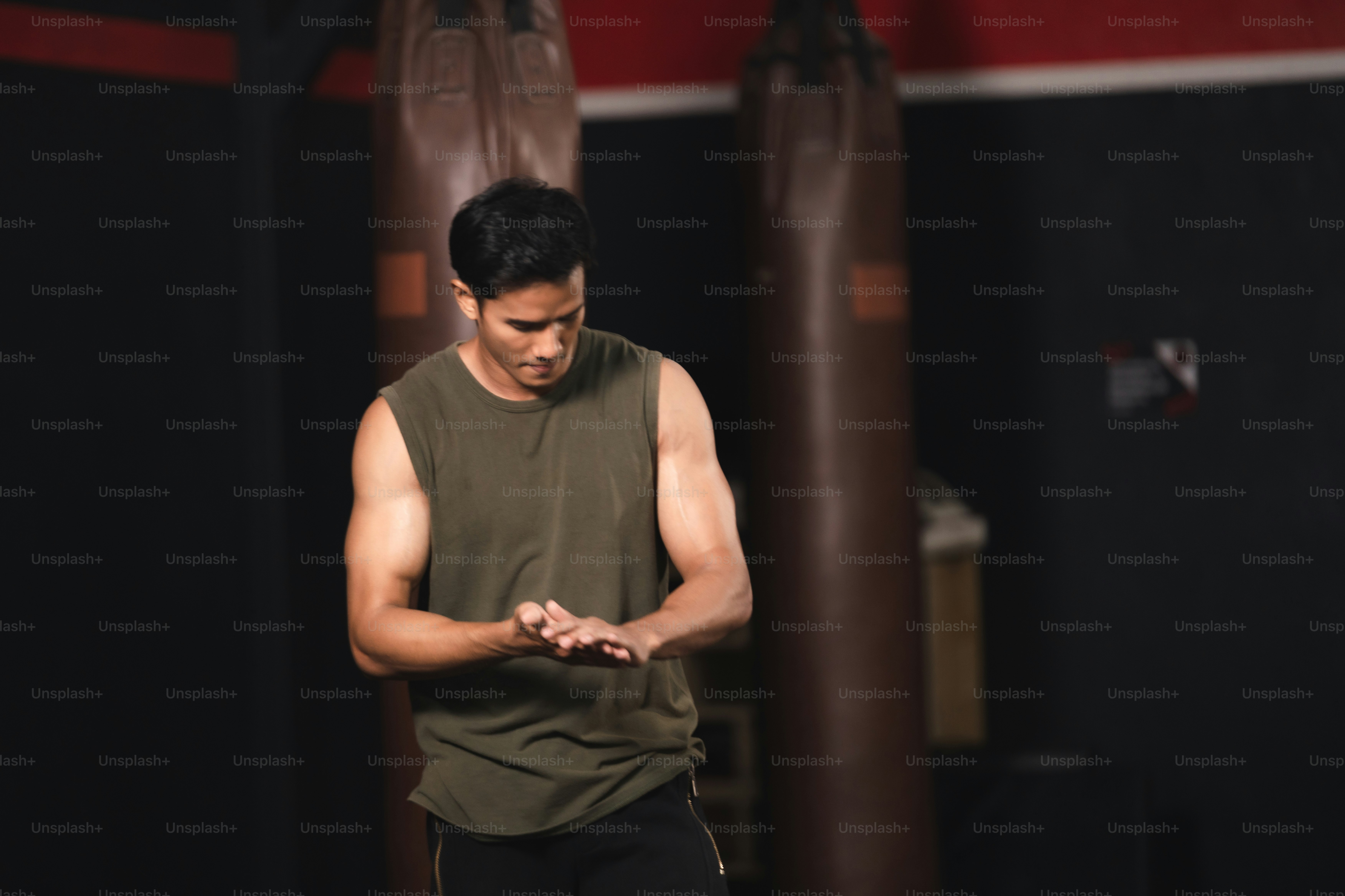 forte atleta homem e mulher pessoa amigos estão se exercitando no ginásio de esportes, treino de exercício de treinamento em fitness para o corpo forte para se encaixar, musculação para um estilo de vida saudável e forma magra