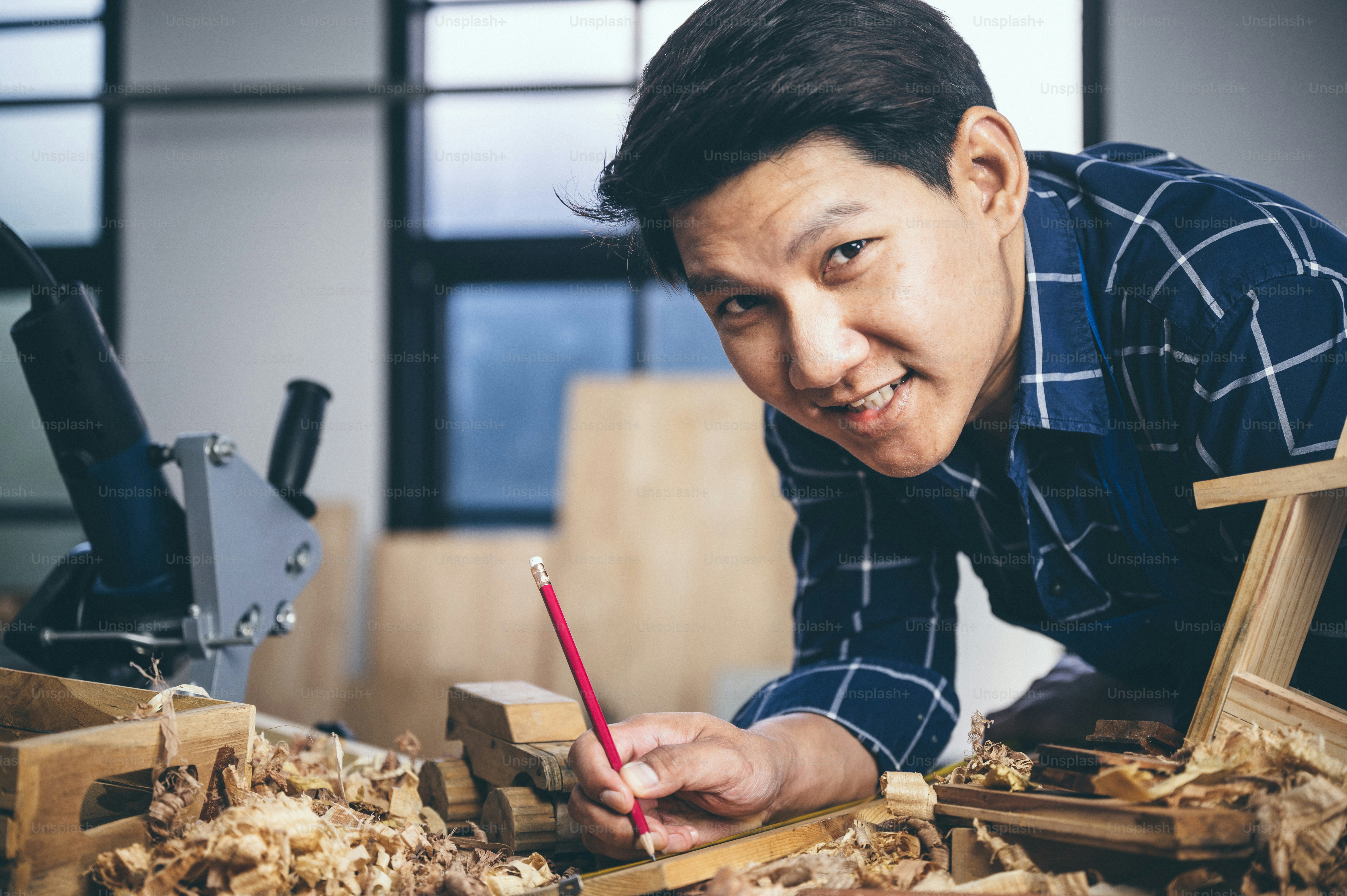 A carpenter's creativity and woodwork. photo – Paper Image on Unsplash