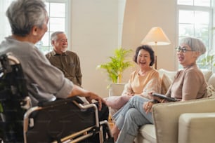 viejos amigos asiáticos mayores personas jubiladas felicidad risa positiva sonrisa conversación juntos en la sala de estar en el hogar de ancianos Personas mayores que participan en actividades grupales en el centro de cuidado diurno para adultos