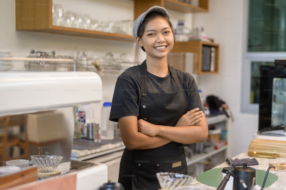 Junge serviceorientierte Barista-Frau, die im Café arbeitet