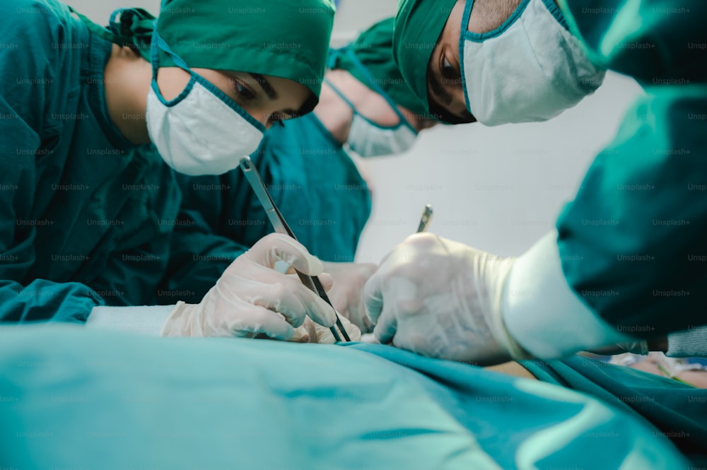 病院の手術室で使用する手術用医療機器、専門医による手術用医療機器ツール