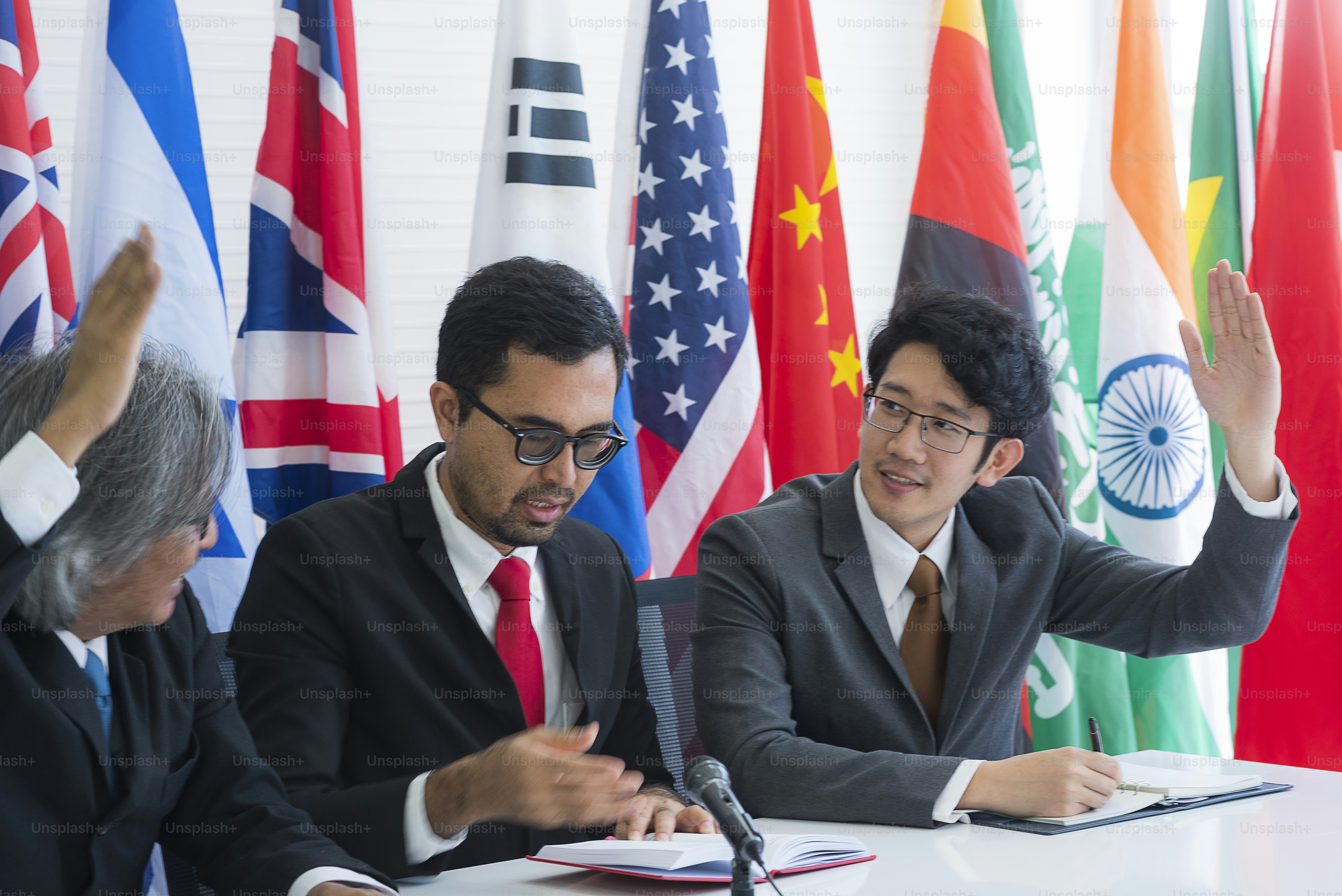 Bild der Pressekonferenz über die internationale Zusammenarbeit von Führungskräften und Geschäftsleuten