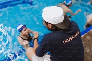Allenatore di nuoto latino che parla di alcuni consigli agli adolescenti nuotatori studenti in piscina in Messico America Latina