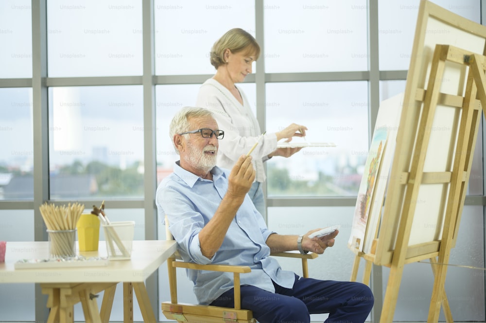 年配の白人カップルが家で絵を描き、リラックス