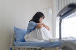 意気消沈したアジア人女性患者。癌が終わりに近づいているという医師の宣告に続いて。