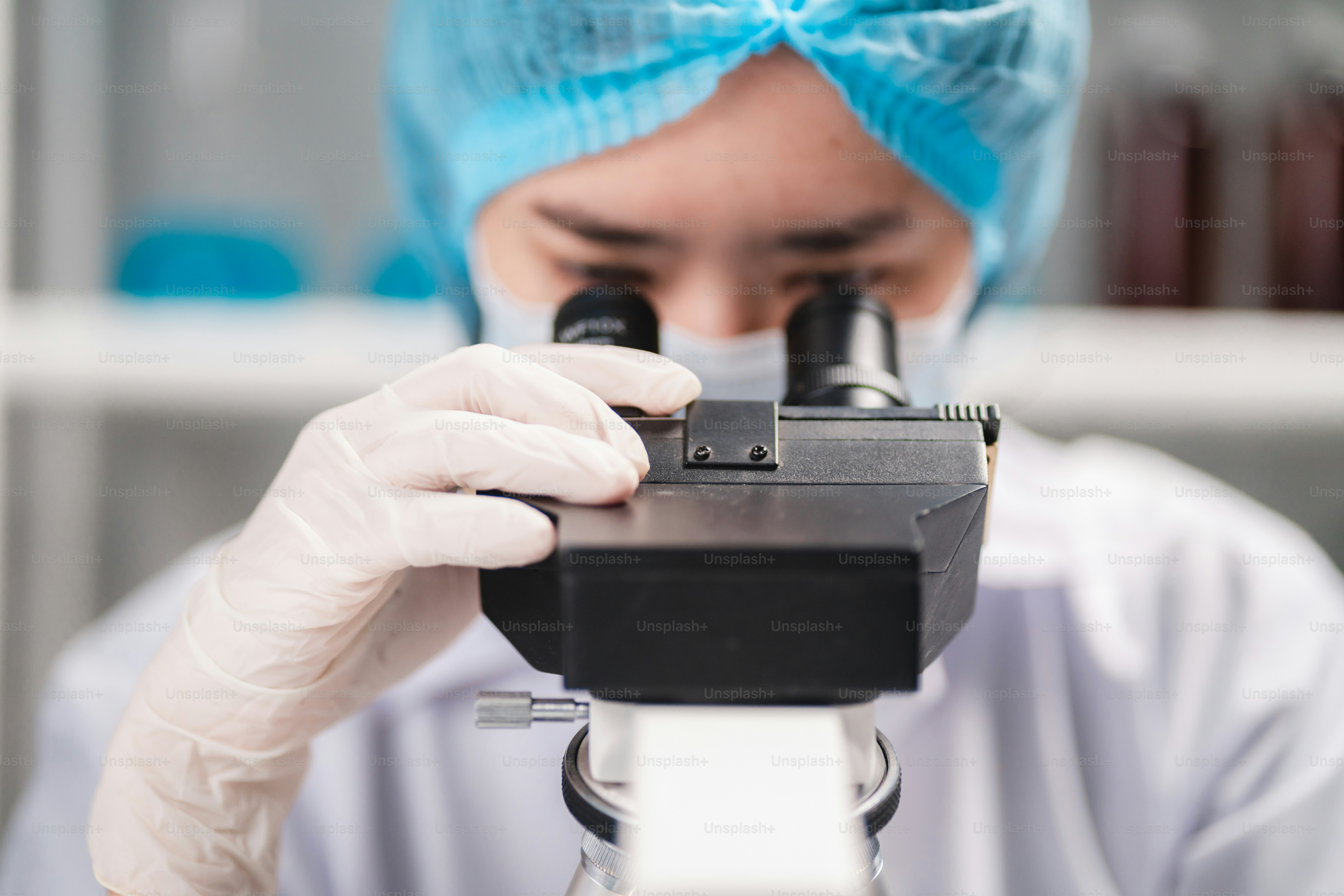 Les chercheurs en soins de santé travaillant dans un laboratoire de sciences de la vie, le travail de recherche en technologie des sciences médicales pour tester un vaccin, le traitement de guérison de la protection vaccinale contre le coronavirus covid-19