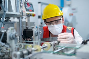 製造工場の品質管理(QC)エンジニアによる機械システムの監視とチェック