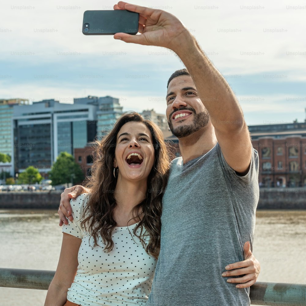 Una coppia felice che si fa un selfie a Puerto Madero, Buenos Aires