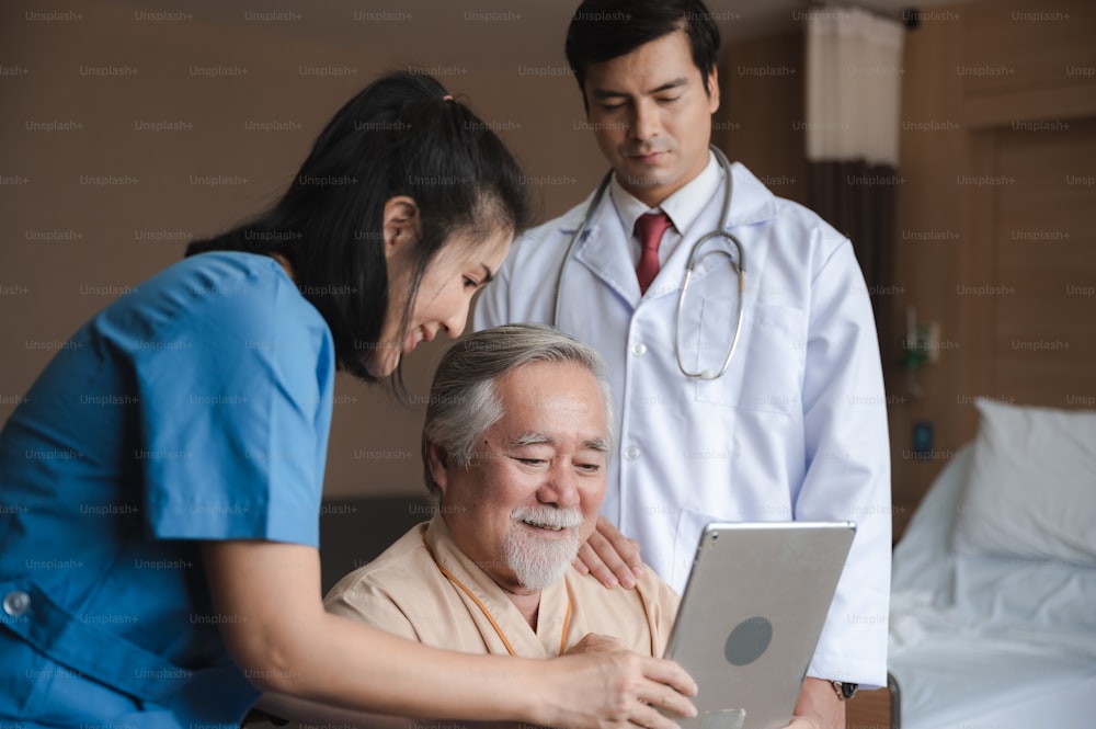 健康保険の概念、専門医による健康診断と看護師によるサポートのための入院生活高齢者、高齢者のための医療医療