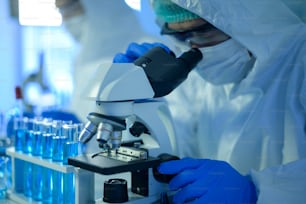 Un científico que usa el microscopio durante el experimento en el laboratorio, concepto de atención médica de ciencia y tecnología