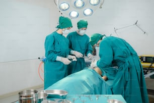 外科患者と看護師がいる外科医療用健康機器を備えた病院の手術室で働く専門の外科医医師チームワークの人、救急医療治療クリニックのコンセプト