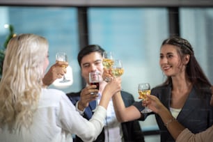 Des gens d’affaires boivent du vin lors d’une fête célébrant le succès d’une entreprise