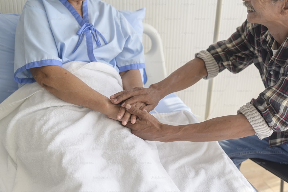 병원, 건강 관리 및 의료 개념에서 노인 환자 여성을 방문하는 노인 남성