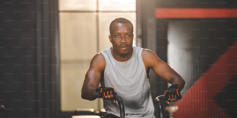 Starker Sportler Mann Mensch trainiert im Sport Gym, Workout Übung Training in Fitness für Körper stark und fit, Bodybuilding Training und gesunde Menschen Lebensstil Konzept
