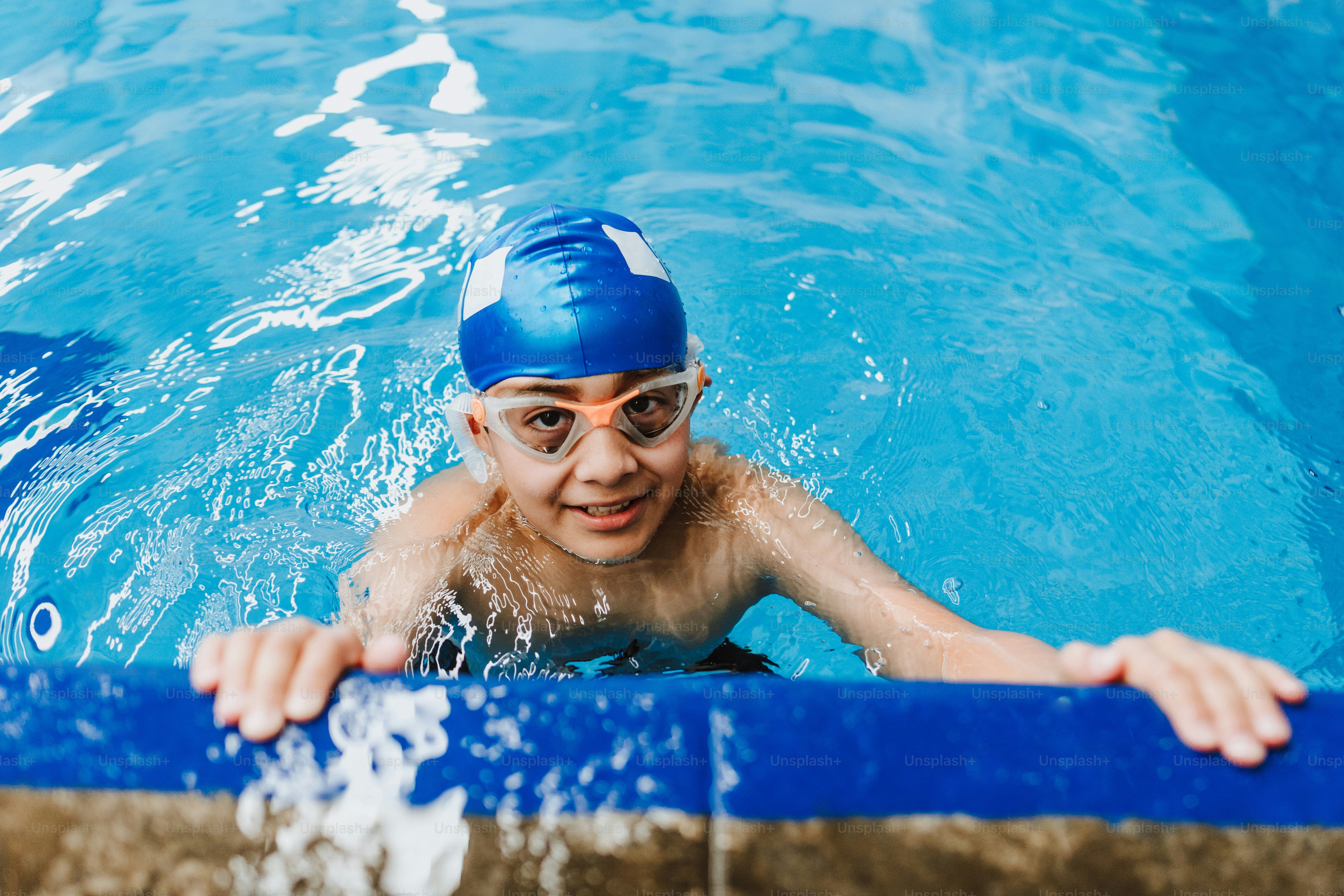 Nuotatore latino del ragazzo del bambino che indossa il cappuccio e gli  occhialini in un addestramento di nuoto alla piscina in Messico America  Latina foto – Immagine di Idoneità su Unsplash, image size:3000x2000