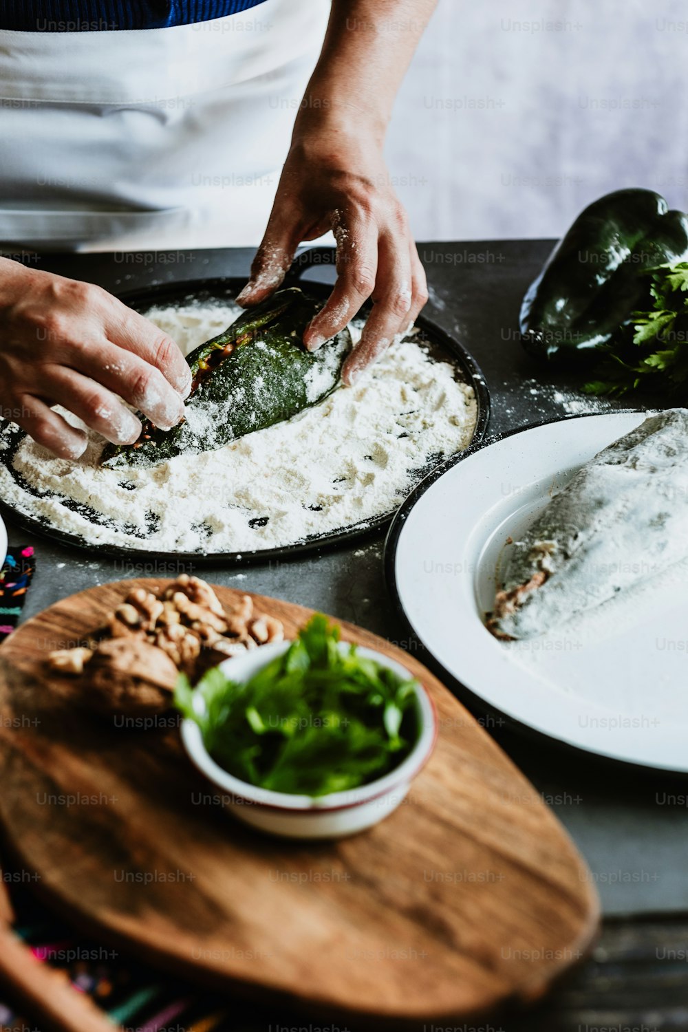 Kochen mexikanischer Chilis en Nogada Rezept von Frauenhänden mit Poblano Chili und Zutaten, traditionelles Gericht in Mexiko