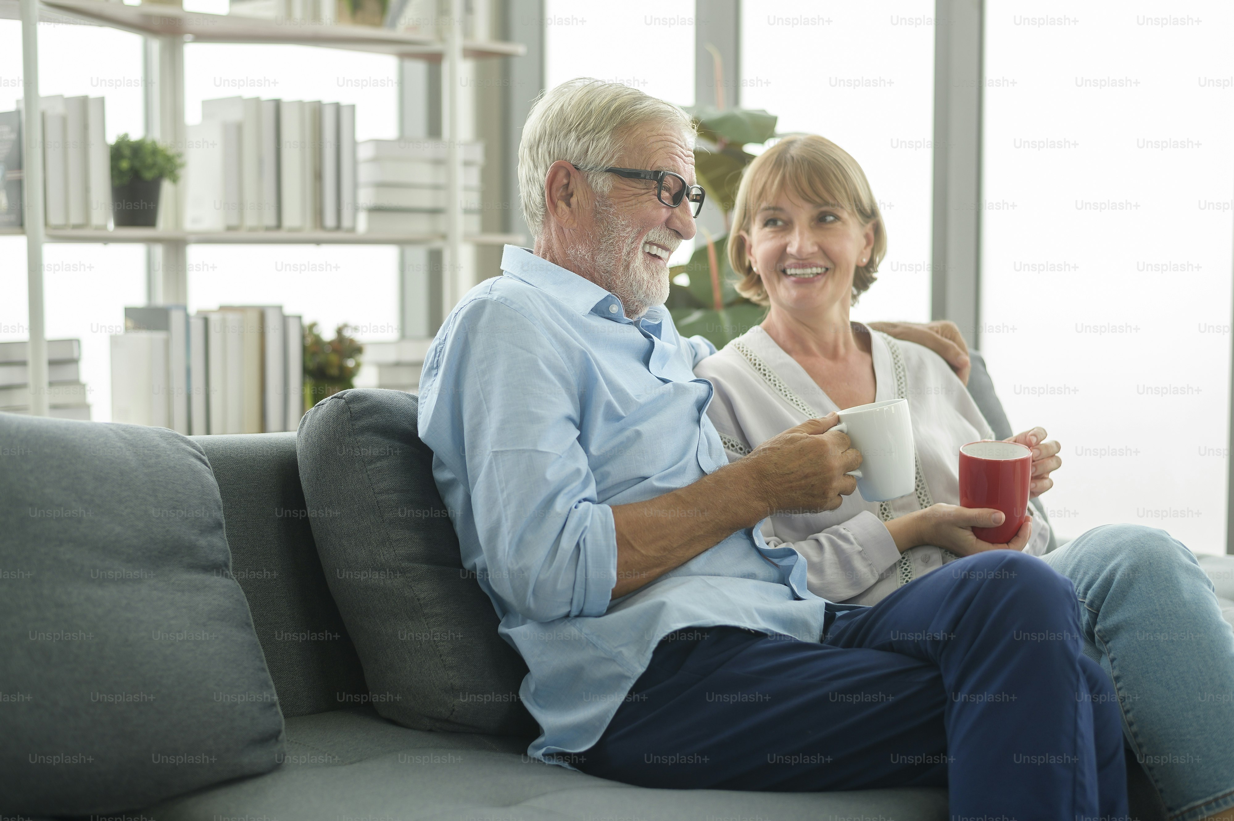 Un couple de personnes âgées caucasiennes heureux boit du café à la maison, se relaxant et concept de soins de santé.