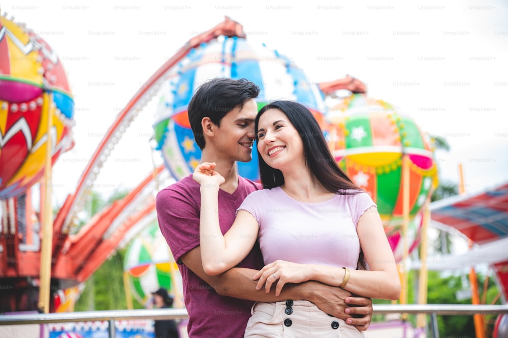 jeune couple s’amusant dans un parc d’attractions. Couple Rencontres Détente Amour