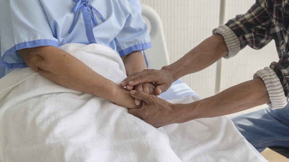 병원, 건강 관리 및 의료 개념에서 노인 환자 여성을 방문하는 노인 남성