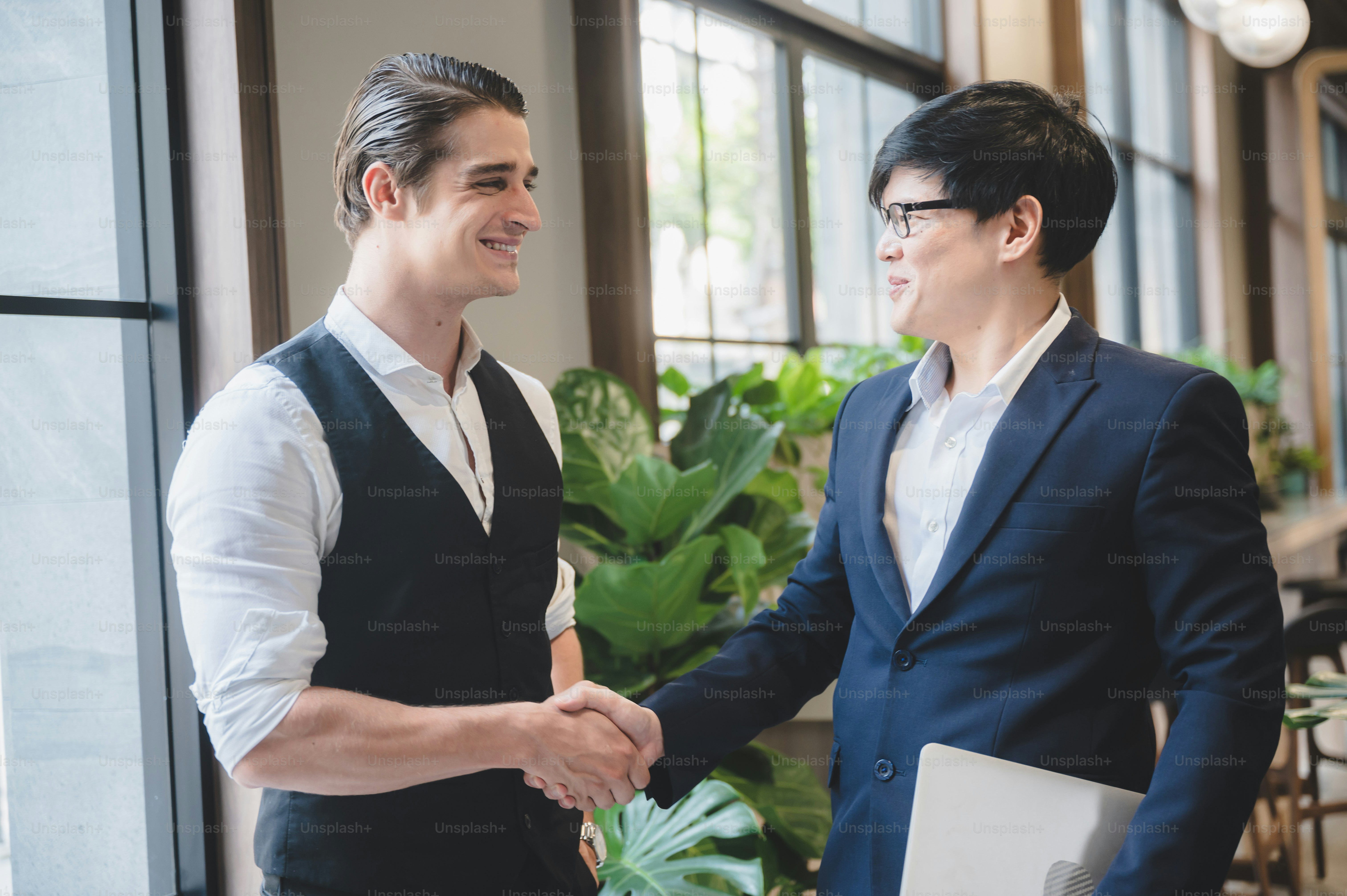 Équipe partenaire d’homme d’affaires, brainstorming et poignée de main avec le partenariat de collègue de coopération, projet d’accord de contrat, discussion exécutive avec le client, travail d’équipe du chef d’entreprise