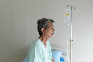 Ritratto di paziente anziano sdraiato sul letto in ospedale, assistenza sanitaria e concetto medico