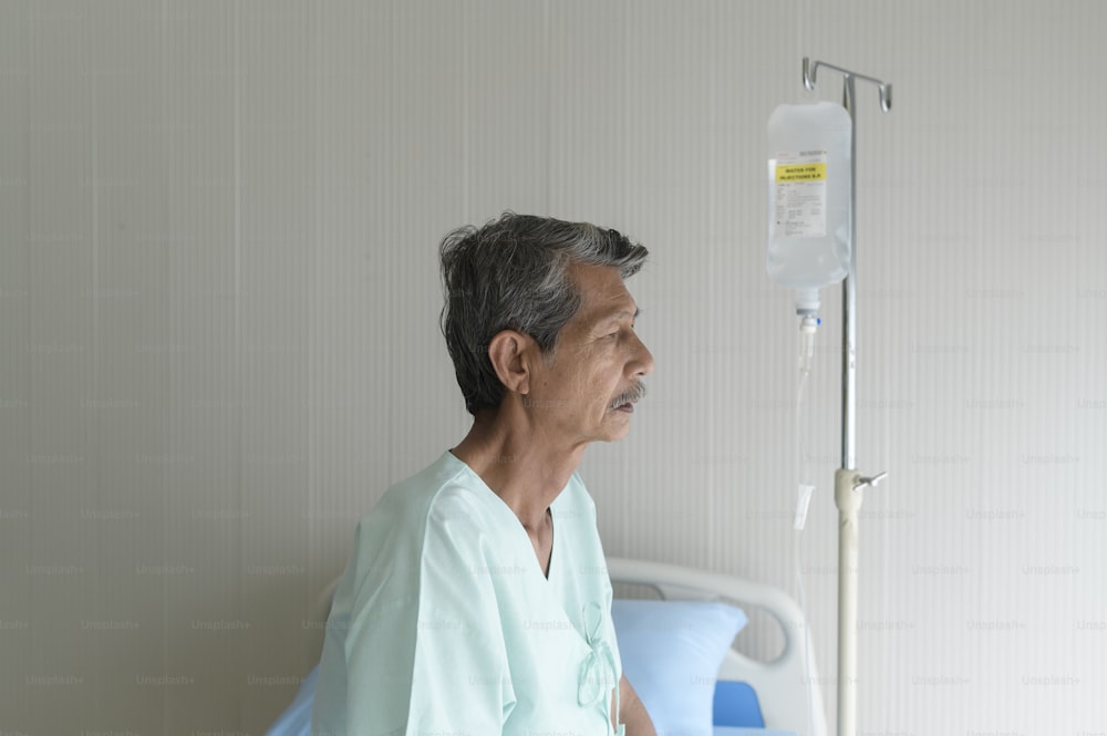 Retrato do paciente idoso deitado na cama no hospital, saúde e conceito médico