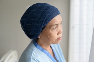 Porträt einer leitenden Krebspatientin mit Kopftuch im Krankenhaus-, Gesundheits- und Medizinkonzept