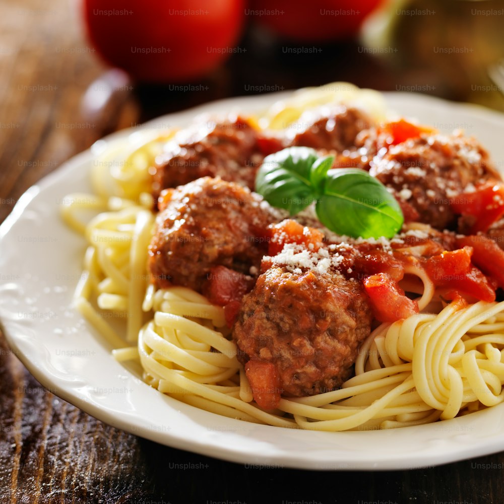 Spaghetti und Frikadellen mit Basilikumgarnitur aus nächster Nähe