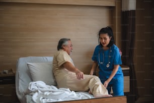 concept d’assurance maladie, patients âgés vivant à l’hôpital pour un contrôle médical par un médecin professionnel et un soutien par une infirmière, soins de santé médicaux pour les personnes âgées