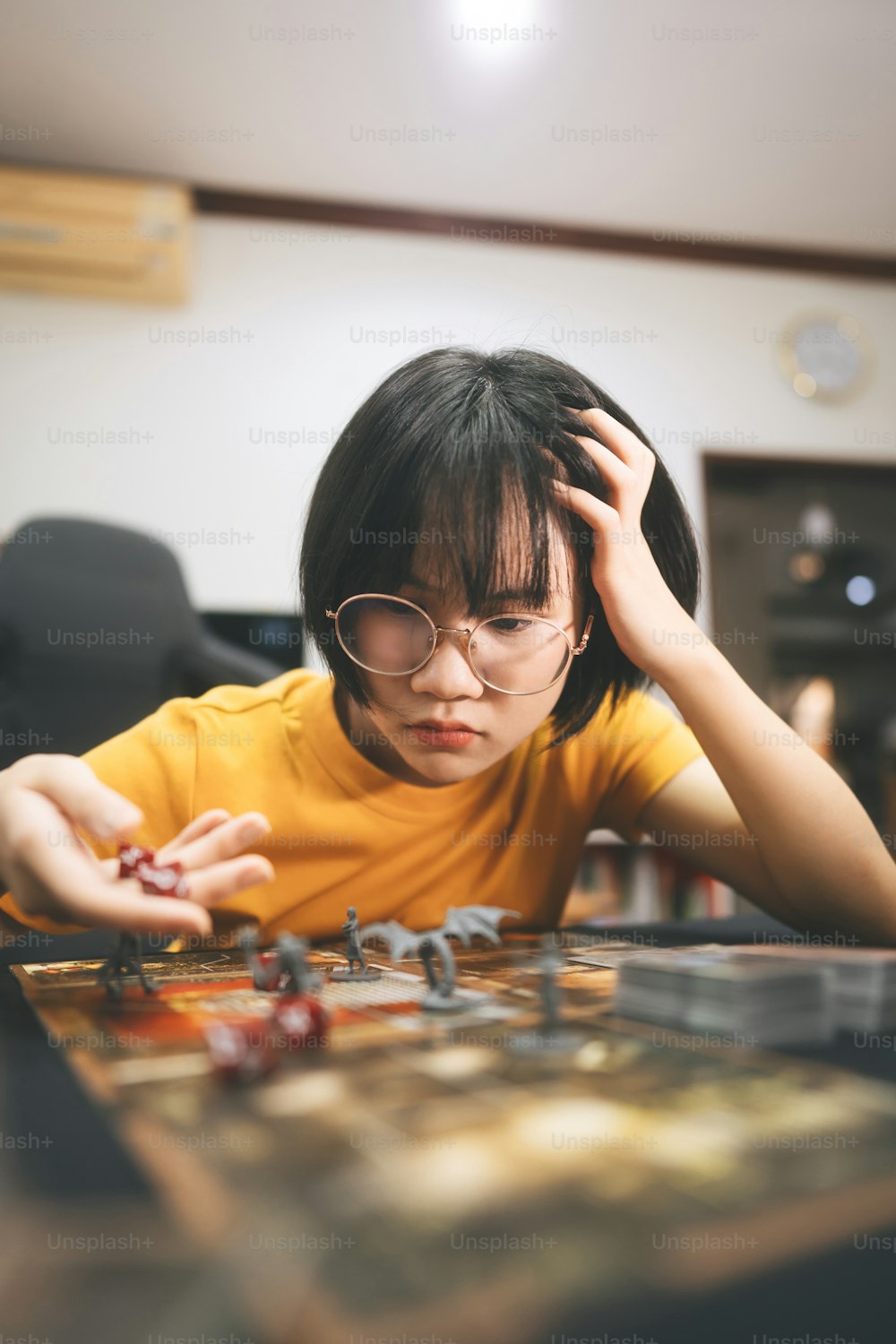 Pessoas estilo de vida com hobby interessante em casa conceito. Mulher asiática adulta jovem que joga o jogo de tabuleiro na mesa superior.