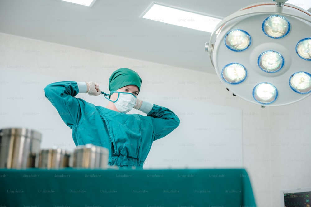 personne médecin chirurgical portent un uniforme d’opération médicale en costume protégé, spécialiste de la médecine en costume vert de clinique de médecin à l’hôpital